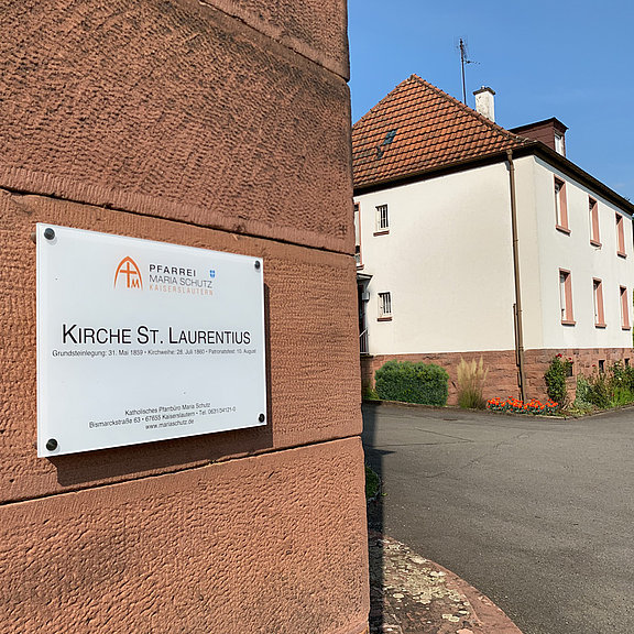 Laurentius_Hochspeyer_Schild_mit_Pfarrhaus.jpg